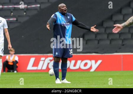 MILTON KEYNES, Großbritannien, 25. SEPTEMBER Wycombe Wanderers Adebayo Akinfenwa während der zweiten Hälfte der Sky Bet League ein Spiel zwischen MK Dons und Wycombe Wanderers im Stadium MK, Milton Keynes am Samstag, 25. September 2021. (Kredit: John Cripps | MI Nachrichten) Kredit: MI Nachrichten & Sport /Alamy Live Nachrichten Stockfoto