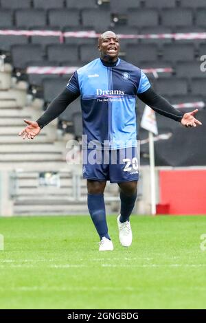 MILTON KEYNES, Großbritannien, 25. SEPTEMBER Wycombe Wanderers Adebayo Akinfenwa während der zweiten Hälfte der Sky Bet League ein Spiel zwischen MK Dons und Wycombe Wanderers im Stadium MK, Milton Keynes am Samstag, 25. September 2021. (Kredit: John Cripps | MI Nachrichten) Kredit: MI Nachrichten & Sport /Alamy Live Nachrichten Stockfoto