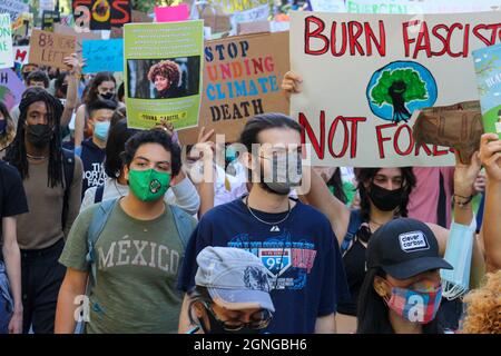 Jugendaktivisten versammelten sich am 24. September 2021 im Rathaus von New York und marschierten zum Battery Park, wo sie intersektionale Klimagerechtigkeit in der Welt forderten. Stockfoto