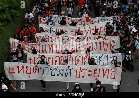 Bangkok, Thailand. September 2021. Während der Demonstration halten Demonstranten Transparente bereit.die Demonstranten fordern den thailändischen Premierminister Prayut Chan-o-cha zum Abtritt und die Regierung sollte für ihr grobes Missmanagement der Covid-19-Krise zur Verantwortung gezogen werden. Kredit: SOPA Images Limited/Alamy Live Nachrichten Stockfoto