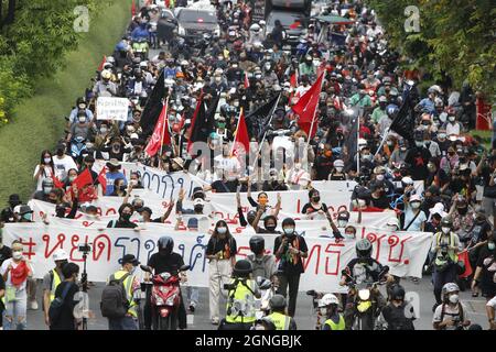 Bangkok, Thailand. September 2021. Während der Demonstration halten Demonstranten Transparente bereit.die Demonstranten fordern den thailändischen Premierminister Prayut Chan-o-cha zum Abtritt und die Regierung sollte für ihr grobes Missmanagement der Covid-19-Krise zur Verantwortung gezogen werden. Kredit: SOPA Images Limited/Alamy Live Nachrichten Stockfoto