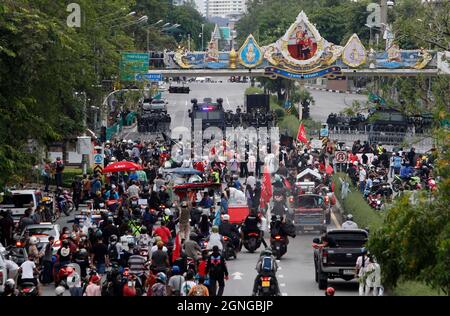 Bangkok, Thailand. September 2021. Während der Demonstration marschieren die Demonstranten auf das Regierungshaus zu.die Demonstranten fordern den thailändischen Premierminister Prayut Chan-o-cha zum Abtreten und die Regierung sollte für ihr grobes Missmanagement der Covid-19-Krise zur Verantwortung gezogen werden. Kredit: SOPA Images Limited/Alamy Live Nachrichten Stockfoto