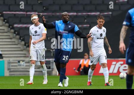 MILTON KEYNES, Großbritannien, 25. SEPTEMBER Wycombe Wanderers Adebayo Akinfenwa während der zweiten Hälfte der Sky Bet League ein Spiel zwischen MK Dons und Wycombe Wanderers im Stadium MK, Milton Keynes am Samstag, 25. September 2021. (Kredit: John Cripps | MI Nachrichten) Kredit: MI Nachrichten & Sport /Alamy Live Nachrichten Stockfoto