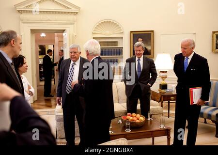 Präsident Barack Obama spricht im Hintergrund mit Senator Charles Grassley (R-Iowa), dem ranghöchsten Mitglied des Finanzausschusses des Senats, am Ende einer Sitzung des Oval Office, um die Gesundheitsreform zu diskutieren, am 10. Juni 2009. An der Sitzung nehmen von links Phil Schiliro, Assistent des Präsidenten für legislative Angelegenheiten, Nancy Ann Deparle, Direktorin des Büros für Gesundheitsreform, Senator Michael Enzi, (R-Wyo.), das ranghohe Mitglied im Senatsausschuss für Gesundheit, Bildung, Arbeit und Renten, Senator Chris Dodd, (D-Conn.), Das leitende Mitglied des Senatsausschusses für Gesundheit, Educatio Stockfoto