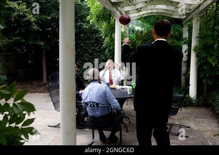 Präsident Barack Obama wirft vor dem Oval Office einen Fußball an den Vorsitzenden der demokratischen Mehrheit Steny Hoyer aus Maryland, 10. Juni 2009. (Offizielles Foto des Weißen Hauses von Pete Souza.) Dieses offizielle Foto des Weißen Hauses wird von Nachrichtenorganisationen zur Veröffentlichung und/oder zum persönlichen Druck durch den/die Betreff(e) des Fotos zur Verfügung gestellt. Das Foto darf in keiner Weise manipuliert oder in Materialien, Anzeigen, Produkten oder Werbeaktionen verwendet werden, die in irgendeiner Weise die Zustimmung oder Billigung des Präsidenten, der ersten Familie oder des Weißen Hauses nahelegen. Stockfoto