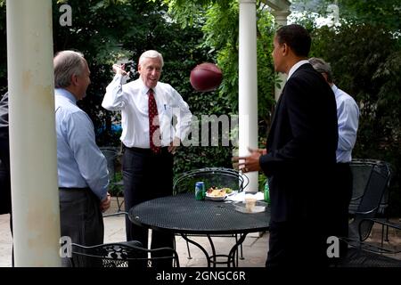 Präsident Barack Obama wirft vor dem Oval Office einen Fußball an den Vorsitzenden der demokratischen Mehrheit Steny Hoyer aus Maryland, 10. Juni 2009. (Offizielles Foto des Weißen Hauses von Pete Souza.) Dieses offizielle Foto des Weißen Hauses wird von Nachrichtenorganisationen zur Veröffentlichung und/oder zum persönlichen Druck durch den/die Betreff(e) des Fotos zur Verfügung gestellt. Das Foto darf in keiner Weise manipuliert oder in Materialien, Anzeigen, Produkten oder Werbeaktionen verwendet werden, die in irgendeiner Weise die Zustimmung oder Billigung des Präsidenten, der ersten Familie oder des Weißen Hauses nahelegen. Stockfoto