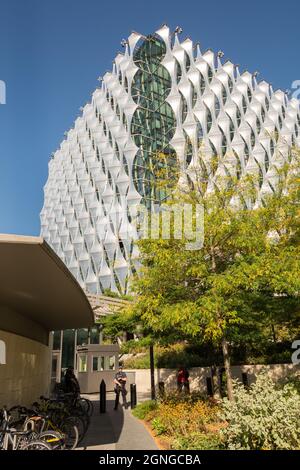 Ein bewaffneter Polizist steht vor dem neuen amerikanischen Botschaftsgebäude in Nine Elms, Vauxhall, London, England, Großbritannien, Wache Stockfoto