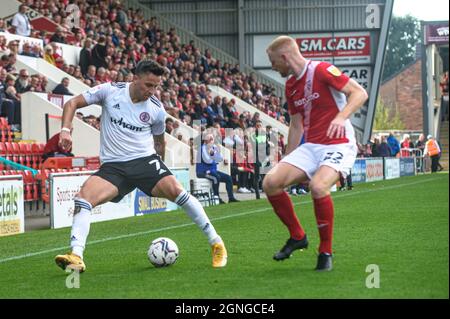 MORECAMBE, GROSSBRITANNIEN. 25. SEPTEMBER John O'Sullivan vom Accrington Stanley FC unter dem Druck von Liam Gibson vom Morecambe FC während des Sky Bet League 1-Spiels zwischen Morecambe und Accrington Stanley in der Globe Arena, Morecambe am Samstag, dem 25. September 2021. (Kredit: Ian Charles | MI News) Kredit: MI News & Sport /Alamy Live News Stockfoto