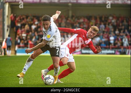 MORECAMBE, GROSSBRITANNIEN. 25. SEPTEMBER Alfie McCalmont vom Morecambe FC tagt John O'Sullivan vom Accrington Stanley FC während des Sky Bet League 1-Spiels zwischen Morecambe und Accrington Stanley in der Globe Arena, Morecambe, am Samstag, den 25. September 2021. (Kredit: Ian Charles | MI News) Kredit: MI News & Sport /Alamy Live News Stockfoto