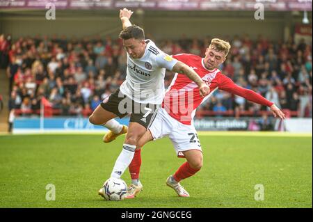 MORECAMBE, GROSSBRITANNIEN. 25. SEPTEMBER Alfie McCalmont vom Morecambe FC tagt John O'Sullivan vom Accrington Stanley FC während des Sky Bet League 1-Spiels zwischen Morecambe und Accrington Stanley in der Globe Arena, Morecambe, am Samstag, den 25. September 2021. (Kredit: Ian Charles | MI News) Kredit: MI News & Sport /Alamy Live News Stockfoto