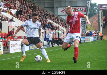 MORECAMBE, GROSSBRITANNIEN. 25. SEPTEMBER John O'Sullivan vom Accrington Stanley FC unter dem Druck von Liam Gibson vom Morecambe FC während des Sky Bet League 1-Spiels zwischen Morecambe und Accrington Stanley in der Globe Arena, Morecambe am Samstag, dem 25. September 2021. (Kredit: Ian Charles | MI News) Kredit: MI News & Sport /Alamy Live News Stockfoto