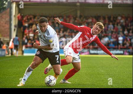 MORECAMBE, GROSSBRITANNIEN. 25. SEPTEMBER Alfie McCalmont vom Morecambe FC tagt John O'Sullivan vom Accrington Stanley FC während des Sky Bet League 1-Spiels zwischen Morecambe und Accrington Stanley in der Globe Arena, Morecambe, am Samstag, den 25. September 2021. (Kredit: Ian Charles | MI News) Kredit: MI News & Sport /Alamy Live News Stockfoto