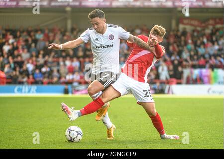 MORECAMBE, GROSSBRITANNIEN. 25. SEPTEMBER Alfie McCalmont vom Morecambe FC tagt John O'Sullivan vom Accrington Stanley FC während des Sky Bet League 1-Spiels zwischen Morecambe und Accrington Stanley in der Globe Arena, Morecambe, am Samstag, den 25. September 2021. (Kredit: Ian Charles | MI News) Kredit: MI News & Sport /Alamy Live News Stockfoto