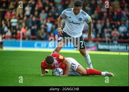 MORECAMBE, GROSSBRITANNIEN. 25. SEPTEMBER John O'Sullivan vom Accrington Stanley FC tagt Josh McPake vom Morecambe FC während des Sky Bet League 1-Spiels zwischen Morecambe und Accrington Stanley in der Globe Arena, Morecambe, am Samstag, den 25. September 2021. (Kredit: Ian Charles | MI News) Kredit: MI News & Sport /Alamy Live News Stockfoto