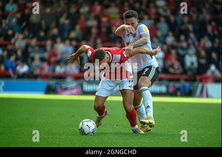 MORECAMBE, GROSSBRITANNIEN. 25. SEPTEMBER John O'Sullivan vom Accrington Stanley FC tagt Josh McPake vom Morecambe FC während des Sky Bet League 1-Spiels zwischen Morecambe und Accrington Stanley in der Globe Arena, Morecambe, am Samstag, den 25. September 2021. (Kredit: Ian Charles | MI News) Kredit: MI News & Sport /Alamy Live News Stockfoto