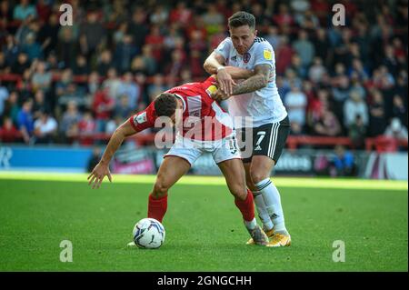 MORECAMBE, GROSSBRITANNIEN. 25. SEPTEMBER John O'Sullivan vom Accrington Stanley FC tagt Josh McPake vom Morecambe FC während des Sky Bet League 1-Spiels zwischen Morecambe und Accrington Stanley in der Globe Arena, Morecambe, am Samstag, den 25. September 2021. (Kredit: Ian Charles | MI News) Kredit: MI News & Sport /Alamy Live News Stockfoto