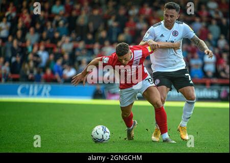 MORECAMBE, GROSSBRITANNIEN. 25. SEPTEMBER John O'Sullivan vom Accrington Stanley FC tagt Josh McPake vom Morecambe FC während des Sky Bet League 1-Spiels zwischen Morecambe und Accrington Stanley in der Globe Arena, Morecambe, am Samstag, den 25. September 2021. (Kredit: Ian Charles | MI News) Kredit: MI News & Sport /Alamy Live News Stockfoto