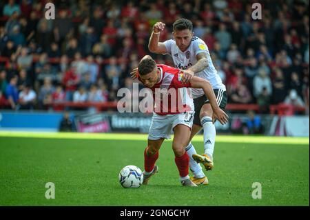 MORECAMBE, GROSSBRITANNIEN. 25. SEPTEMBER John O'Sullivan vom Accrington Stanley FC tagt Josh McPake vom Morecambe FC während des Sky Bet League 1-Spiels zwischen Morecambe und Accrington Stanley in der Globe Arena, Morecambe, am Samstag, den 25. September 2021. (Kredit: Ian Charles | MI News) Kredit: MI News & Sport /Alamy Live News Stockfoto