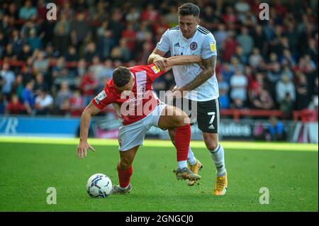 MORECAMBE, GROSSBRITANNIEN. 25. SEPTEMBER John O'Sullivan vom Accrington Stanley FC tagt Josh McPake vom Morecambe FC während des Sky Bet League 1-Spiels zwischen Morecambe und Accrington Stanley in der Globe Arena, Morecambe, am Samstag, den 25. September 2021. (Kredit: Ian Charles | MI News) Kredit: MI News & Sport /Alamy Live News Stockfoto