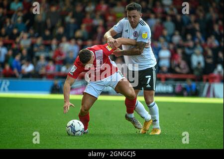 MORECAMBE, GROSSBRITANNIEN. 25. SEPTEMBER John O'Sullivan vom Accrington Stanley FC tagt Josh McPake vom Morecambe FC während des Sky Bet League 1-Spiels zwischen Morecambe und Accrington Stanley in der Globe Arena, Morecambe, am Samstag, den 25. September 2021. (Kredit: Ian Charles | MI News) Kredit: MI News & Sport /Alamy Live News Stockfoto