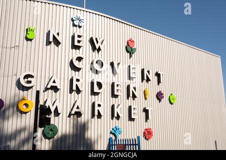 Dekorative Beschilderung vor dem New Covent Garden Market in Nine Elms, Battersea, London, England, Großbritannien Stockfoto