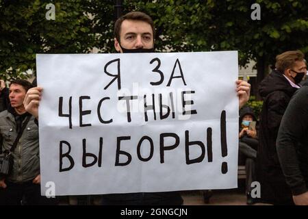 Moskau, Russland. 25. September 2021 Ein Mann hält ein Plakat mit der Aufschrift: 'Ich bin für faire Wahlen!' Während einer Oppositionskundgebung, um gegen die Ergebnisse der russischen Parlamentswahlen in Moskau, Russland, zu protestieren Stockfoto