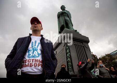 Moskau, Russland. 25. September 2021 ein junger Mann in einem T-Shirt mit der Aufschrift "für faire Wahlen" nimmt an einem Protest gegen die Ergebnisse der Parlamentswahlen in Moskau, Russland, Teil Stockfoto