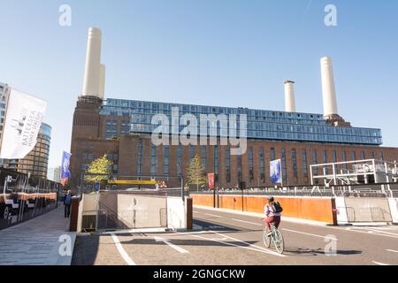 Die kultigen Kamine aus dem stillgelegten Battersea Power-Kraftwerk - jetzt eine prestigeträchtige Neuentwicklung Stockfoto