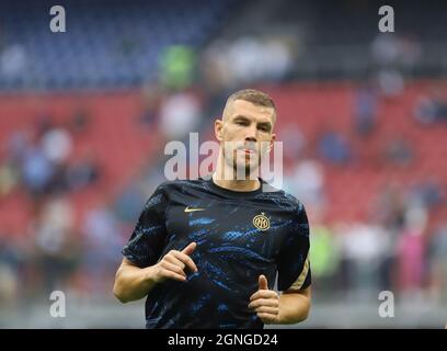 MAILAND ITALIEN- September 26 Giuseppe Meazza Edin Dzeko FC Inter vor dem Spiel zwischen FC Inter und Atalanta BC im Stadio Giuseppe Meazza am 26. September 2021 in Mailand, Italien. Stockfoto