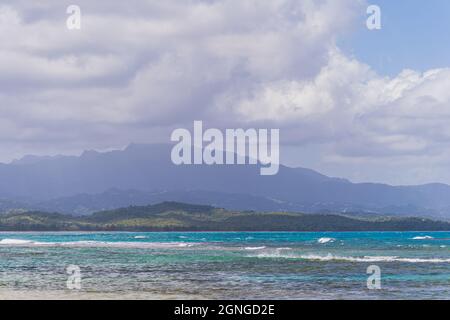 Dunkle Regenwolken hängen über den Bergen des El Junque Rain Forest in Puerto Rico Stockfoto