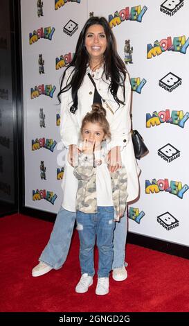 LONDON - ENGLAND SEP 25: Cara De La Hoyde-Massey und Sohn Freddy nehmen am 25. September 2021 an der Premiere von ‘Moley auf dem Odeon Luxe Leicester Square in London Teil. Foto von Gary Mitchell/Alamy Live News Stockfoto