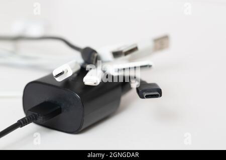 Die EU schlägt vor, die Ladekabel für Mobiltelefone nach dem USB-C-Standard zu standardisieren, um Abfälle zu sparen und zu vermeiden. Stockfoto