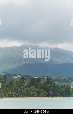 Dunkle Regenwolken hängen über dem El Junque Regenwald in Puerto Rico Stockfoto