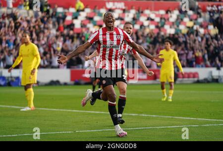 Ethan Pinnock von Brentford feiert das erste Tor während des Spiels der Premier League im Brentford Community Stadium, London. Bilddatum: Samstag, 25. September 2021. Stockfoto