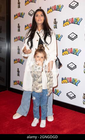 LONDON - ENGLAND SEP 25: Cara De La Hoyde-Massey und Sohn Freddy nehmen am 25. September 2021 an der Premiere von ‘Moley auf dem Odeon Luxe Leicester Square in London Teil. Foto von Gary Mitchell/Alamy Live News Stockfoto