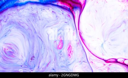 Fluid Art. Abstrakte flüssige Farbe texturierter Hintergrund mit dekorativen Spiralen und Wirbeln. Flüssiger rosa blauer Hintergrund. Trendige Tapete Stockfoto