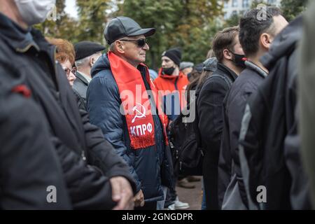 MOSKAU, Russland – am 25 2021. September nahmen Menschen, die von den Parlamentswahlen in der vergangenen Woche verärgert waren, an einem Protest im Zentrum der Stadt Teil und hielten Plakate Stockfoto