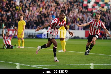 Ethan Pinnock von Brentford feiert das erste Tor während des Spiels der Premier League im Brentford Community Stadium, London. Bilddatum: Samstag, 25. September 2021. Stockfoto