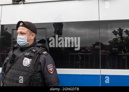 Moskau, Russland – am 25. September 2021 protestieren Hunderte von Russen gegen die Parlamentswahlen in der vergangenen Woche. Polizisten der zweiten Einsatzstelle Stockfoto