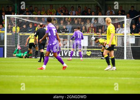 Das EnviroVent Stadium, Harrogate, England - 25. September 2021 Connor Hall (20) von Harrogate fährt in der ersten Hälfte von der Linie ab - während des Spiels Harrogate gegen Stevenage, EFL League 2, 2021/22, im EnviroVent Stadium, Harrogate, England - 25. September 2021 Credit: Arthur Haigh/WhiteRoseFotos/Alamy Live News Stockfoto