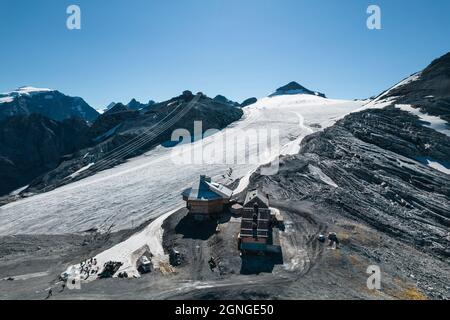 Skistation des Nationalparks Stilfser Joch. Sommer Skifahren in den italienischen Alpen. Stockfoto