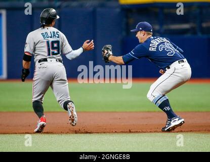 St. Petersburg, USA. September 2021. Tampa Bay Rays starting Pitcher David Robertson (30), rechts, markiert Miami Marlins Shortstop Miguel Rojas (19), nachdem er Rojas am ersten Inning Friday, 24. September 2021 in St. Petersburg heruntergelaufen war. (Foto von Ivy Ceballo/Tampa Bay Times/TNS/Sipa USA) Quelle: SIPA USA/Alamy Live News Stockfoto