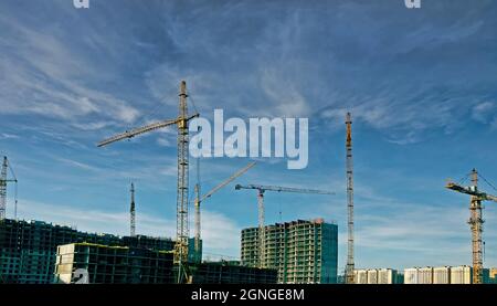 Wohnprojekt, Wohncluster mit gemischter Nutzung (Unterteilung und Wohnanlage). Bau Kräne und Boxen von Mehreinheiten-Wohngebäude Stockfoto