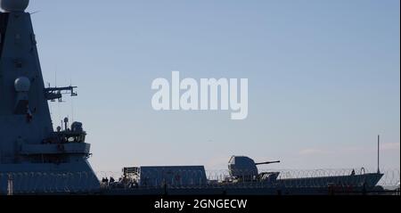 Moderne Royal Navy Schiffe gesehen Eintritt in Portsmouth Hafen im September 2021. Stockfoto