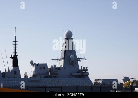 Moderne Royal Navy Schiffe gesehen Eintritt in Portsmouth Hafen im September 2021. Stockfoto