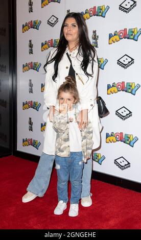 LONDON - ENGLAND SEP 25: Cara De La Hoyde-Massey und Sohn Freddy nehmen am 25. September 2021 an der Premiere von ‘Moley auf dem Odeon Luxe Leicester Square in London Teil. Foto von Gary Mitchell/Alamy Live News Stockfoto