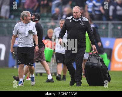 25. September 2021; The Recreation Ground, Bath, Somerset, England; Gallagher Premiership Rugby, Bath gegen Newcastle Falcons; Dean Richards Rugby-Direktor für Newcastle Falcons sieht mit dem Spielergebnis zufrieden aus Stockfoto