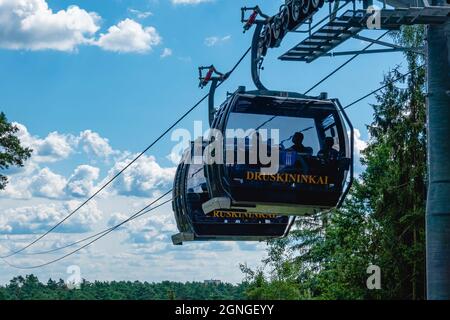 Druskininkai, Litauen, 10. August 2021. Seilbahn Lynu kelias eine der beliebtesten Attraktionen in Druskininkai Stockfoto