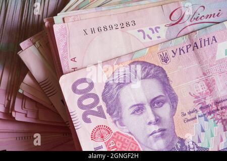 Ein Haufen Banknoten mit einem Nennwert von zweihundert Griwna. Ukrainisches Geld. Stockfoto