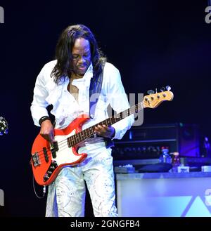 24. September 2021, Portsmouth, Virginia, USA: EARTH WIND & FIRE, True Legends, Grammy-Gewinner, Rock and Roll Hall of Fame, AMA und eine Reihe weiterer Auszeichnungen bringen ihren einzigartigen Sound am 24. September 2021 in den Atlantic Union Bank Pavilion in Portsmouth, Virginia.Â© Jeff Moore 2021. (Bild: © Jeff Moore/ZUMA Press Wire) Stockfoto